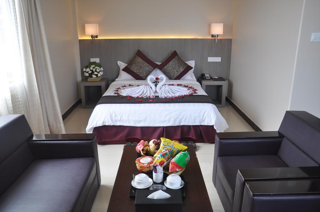 Golden Hill Hotel - Lashio Екстериор снимка