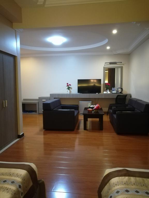 Golden Hill Hotel - Lashio Екстериор снимка