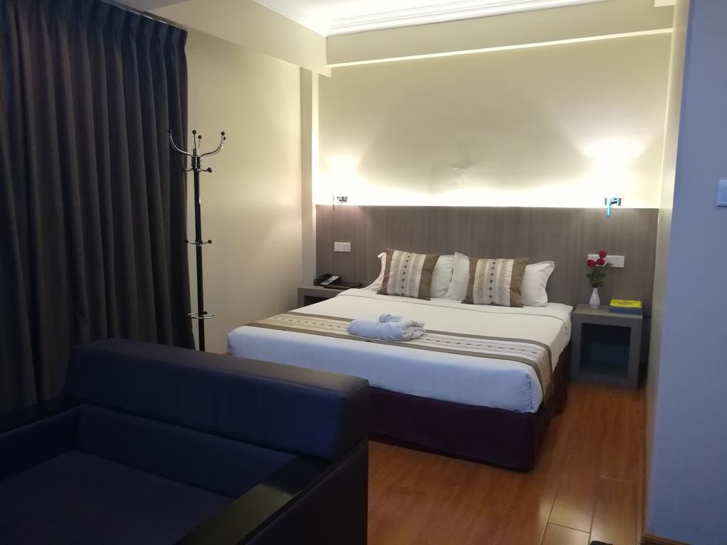 Golden Hill Hotel - Lashio Екстериор снимка