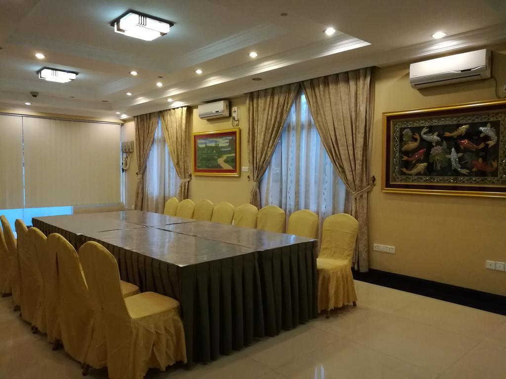 Golden Hill Hotel - Lashio Екстериор снимка