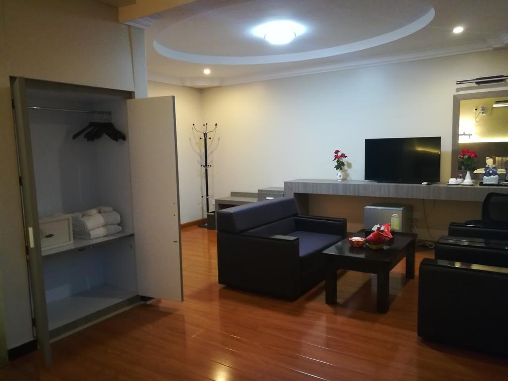 Golden Hill Hotel - Lashio Екстериор снимка