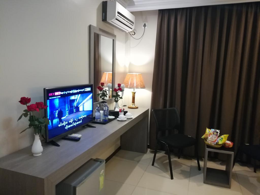 Golden Hill Hotel - Lashio Екстериор снимка